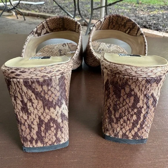 Leslie Fay Brown Snake Print Women's Sandals 7.5 - Picture 3 of 6